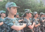 米兰体育-英姿飒爽：冰上运动员勇往直前